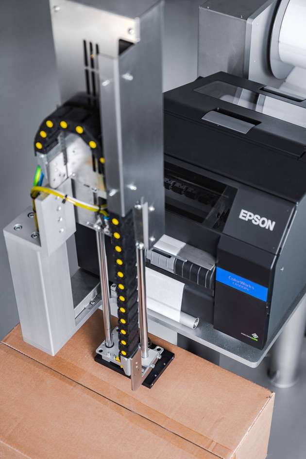 Der Legi-Air 6500 spendet individuelle Farbetiketten auf und besteht aus Auf- und Abwickler, einem Epson-Farbetikettendrucker und einer Tamp-Blow-Einheit.