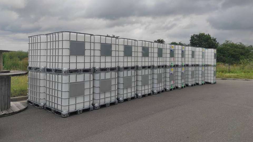 Der Kreis Ahrweiler hat zum Wiederaufbau 40 IBCs aus Bad Oeynhausen erhalten.