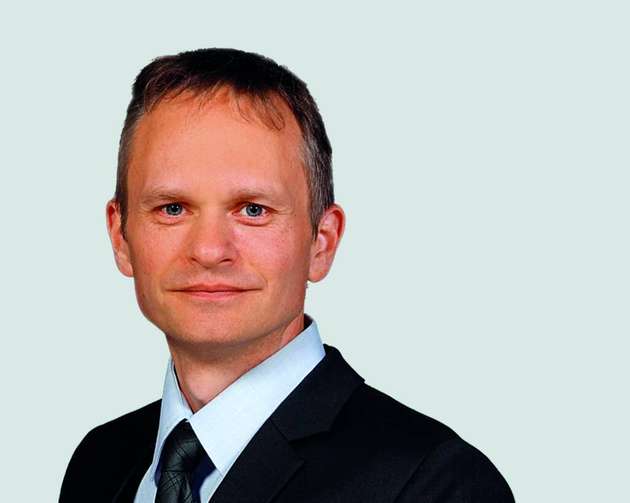 Jörg Jeschin, Director Software & Safety, Business Area Industry Management and Automation, Phoenix Contact Electronics: Der Maschinenbauer benötigt die für den jeweiligen Einsatzzweck am besten geeigneten Entwicklungswerkzeuge. Offene Automatisierungslösungen sowie die Einbeziehung von Hochsprache und Open Source Code sind dabei unumgänglich. Genau hier greift das offene Ecosystem PLCnext Technology mit dem Tool PLCnext Engineer. Der Anwender wählt für jede Teilaufgabe das für ihn ideale Werkzeug – zum Beispiel Visual Studio, Eclipse oder Matlab Simulink – und nutzt PLCnext Engineer, um die verschiedenen Applikationsteile auf der Daten- und Funktionsebene zusammenzuführen. Die Kopplung erfolgt über eine standardisierte Schnittstelle. Daneben unterstützt PLCnext Engineer offene Standards zum Datenaustausch – wie AutomationML – und zukünftig die IEC 61131-10 zum durchgängigen Weiterleiten von Daten entlang der Wertschöpfungskette.