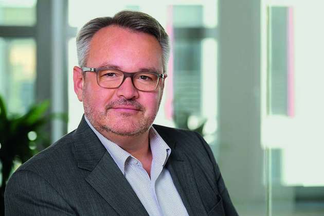 Achim Seibertz, Leiter, Ferchau Köln Automotive: Unabdingbar ist es, die Werkzeug-Landschaft nach effizienten, Workflow begünstigenden Tools zu screenen. Für den reibungslosen Informationsaustausch bedarf es Entwicklungsdisziplin-spezifischer Inseln. Dies funktioniert mit Standard-Formaten, ist aber stets kompromissbehaftet. Zwischen den Entwicklungsdisziplinen (Kon­struktion, Elektrik/Elektronik & Software) herrscht aktuell noch eine semantische Lücke. Während die Werkzeuge im CAD durch einzelne große Anbieter bereits stark konsolidiert sind und eine Durchgängigkeit gewährleisten, gibt es bei der SW-Entwicklung immer wieder neue Player am Markt. Jedoch ist der eigentliche SW-Entwickler Tool- und IT-affiner und kann sich schneller anpassen. Die Krux liegt in der Zusammenführung der Produktdaten aus den Disziplinen.