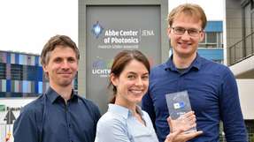 Dr. Falk Eilenberger (links), Kim Lammers und Dr. Tobias Vogl sind Teil des Gewinnerteams.