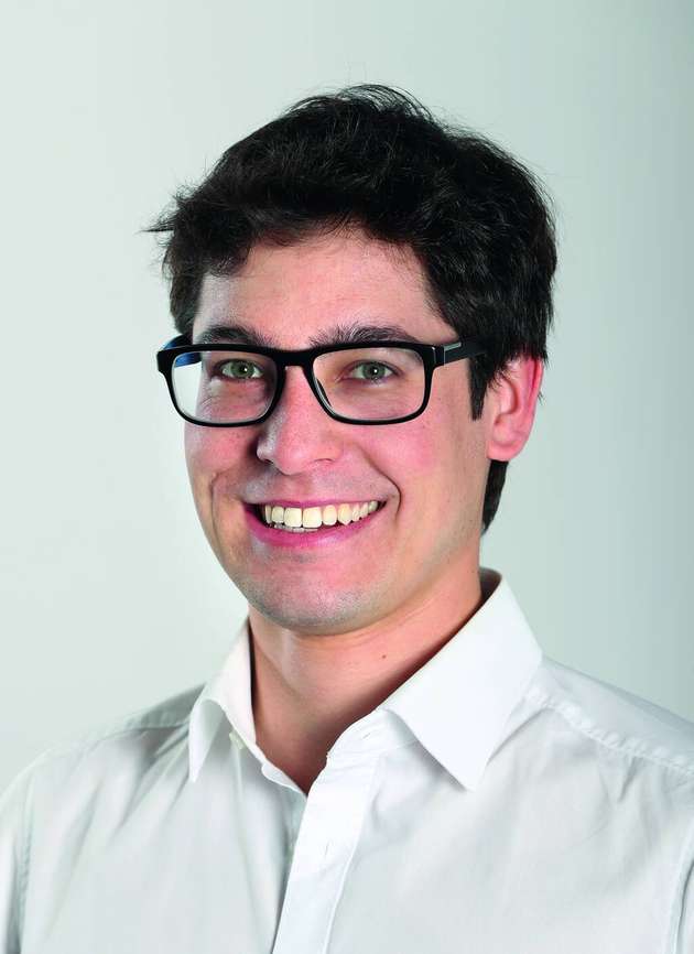 Julian Schmitt, Produktmanager Sinamics Startdrive, Siemens: Datendurchgängigkeit beschleunigt die Engineering-Prozesse, vermeidet Fehler und erlaubt die Parallelisierung von Entwicklungsaktivitäten. Diese Durchgängigkeit wird immer wichtiger, auch zwischen Tools verschiedener Hersteller. Ein Beispiel dafür ist der AutomationML-Standard. Dieser ermöglicht einen standardisierten Austausch von Designdaten zwischen Geräte-Auswahltools, Software für Elektrokonstruktion und Engineering-Software, und zwar in beide Richtungen. Dabei ist wichtig, dass alle am Entstehungsprozess beteiligten Abteilungen (Planung und Engineering) zusammen an einem Tisch sitzen – ganz im Sinne von Totally Integrated Automation. Mit Hilfe der Siemens-Tools wie dem TIA Selection Tool und dem TIA Portal fällt diese Aufgabe besonders leicht.