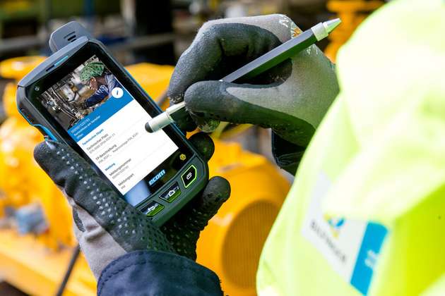 BMC@Work ermöglicht es dem Instandhalter, Meldungen direkt vor Ort zu protokollieren.