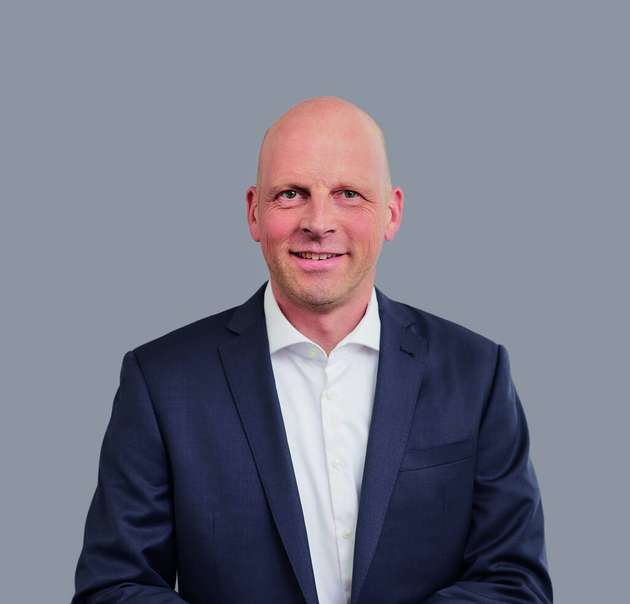 Thomas Michels, Senior Director Cloud Business Software, Eplan: Zunächst sollte der Fokus auf einer lückenlosen Digitalisierung im Engineering liegen. Entlang der Wertschöpfungskette ergeben sich häufig noch Medienbrüche, insbesondere zwischen Bereichs- und Abteilungsgrenzen. Hier liegt damit auch der erste „Hotspot“, auf den Maschinen-/Anlagenbauer achten sollten. Neben dem Engineering – in der Regel mit hochwertigen Lösungen digitalisiert und im Workflow optimiert – muss der digitale Datenaustausch auch nachfolgende Abteilungen berücksichtigen. Die eingesetzten Software-Lösungen sollten in Folge durchgängige Datenströme auch zurück ins Engineering unterstützen. Mit offenen standardisierten Schnittstellen lässt sich der digitale Datenaustausch entlang der Wertschöpfungskette auch in heterogenen Systemlandschaften etablieren (zum Beispiel der Austausch von SPS-Daten aus der Elektrokonstruktion mit den Programmiersystemen der führenden Anbieter).