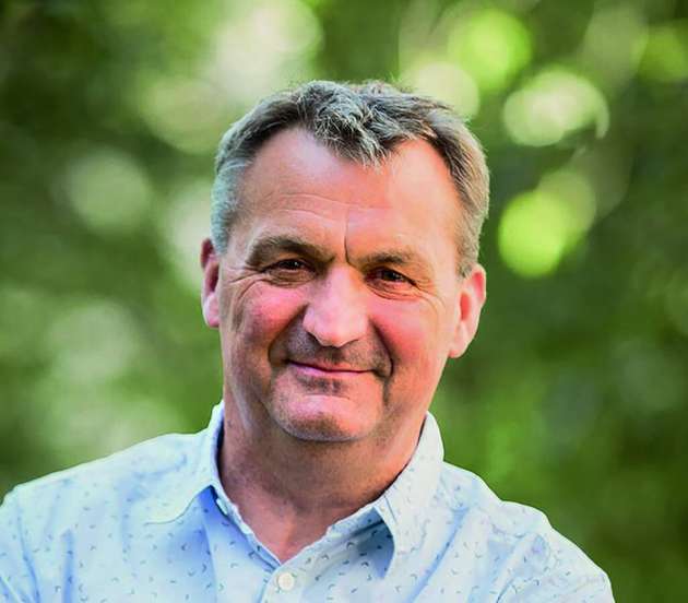 Dominik Rüchardt, Senior Director, Head of Market Development Central Europe, PTC: Daten, die nicht fließen, haben keinen Wert. Diese grundlegende Erkenntnis entstand, als isolierte digitale Werkzeuge miteinander verbunden wurden. Die einfachste Lösung ist, sich auf Standards zu verlassen, die jedoch meist aktuellen Innovationen um zehn Jahre hinterher sind. Der Code of PLM Openness, bei dem PTC Vorreiter war, soll Fluss und Verfügbarkeit der Daten gewährleisten. Aber auch hier gibt es Unterschiede. Einige Anbieter verfolgen eine Lock-in-Strategie, andere eine Open-Interface-Strategie. Ein weiteres großes Thema ist eine durchgängige kommerzielle Architektur. „Do-it-yourself“ ist kurzfristig attraktiv, aber langfristig teuer, da Innovationen schnell und immer stärker von der Konnektivität abhängig sind. Jedes einzelne Tool muss angepasst werden, und oft sind die Experten und Lieferanten nicht mehr verfügbar, wenn sie für Updates benötigt werden.