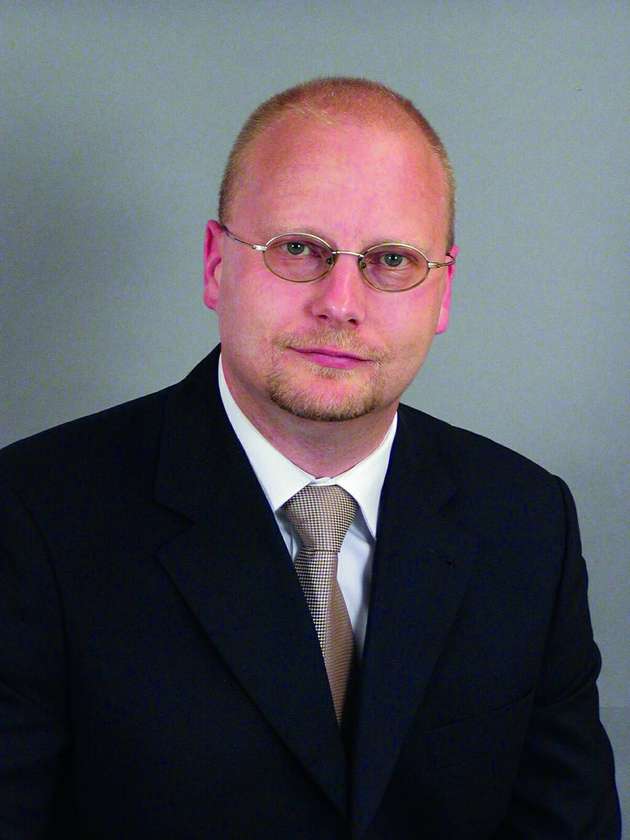 Chris Greis, EuroCentral Cloud Advocacy Director, Dassault Systèmes: Alle Tools eines Entwicklungsprozesses sollten optimal aufeinander abgestimmt werden. Viele Programme sind jedoch eigenständige Lösungen, die oftmals nicht „die gleiche Sprache sprechen“. Dies verkompliziert und verlangsamt den Engineering-Prozess. Für ein agiles und effizientes Arbeiten ist die durchgängige Datenintegrität auf einer gemeinsamen Plattform besonders wichtig. Die 3DExperience-Plattform von Dassault Systèmes bietet genau das: eine zentrale Schnittstelle aller relevanten Daten in einer übersichtlichen Engineering-Umgebung. Anwender sollten daher bei der Auswahl ihrer Tools darauf achten, dass keine Datensilos entstehen und am besten direkt eine holistische Plattform verwenden, um auch bei steigender Komplexität den Entwicklungsprozess schnell durchführen zu können.