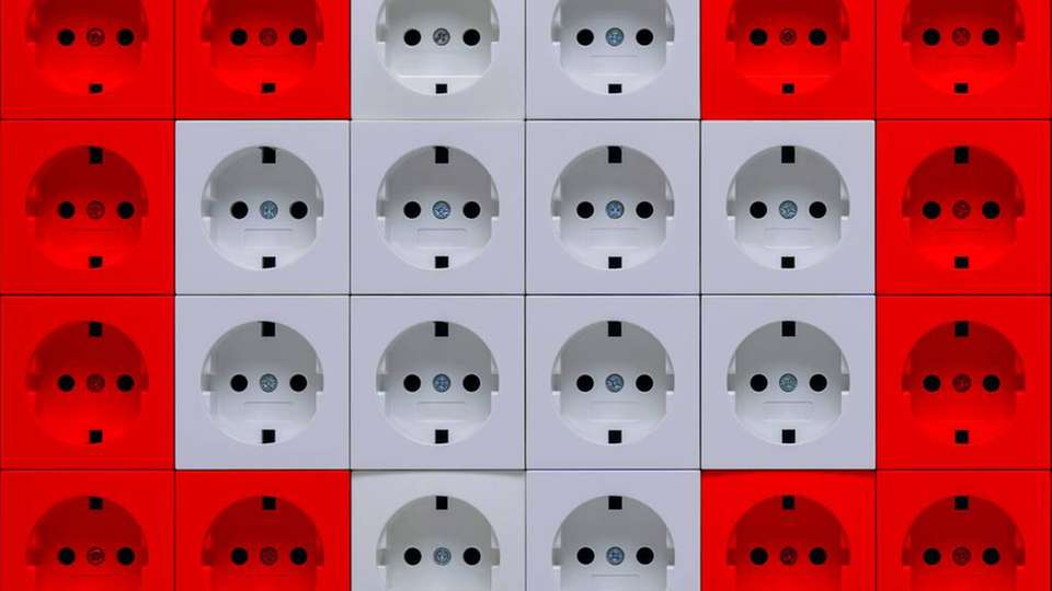 Mit zwei Batteriekraftwerken, die die Verteilnetze von Schweizer Energieversorgern stabilisieren, treibt das Land seinen Zubau an regenerativen Energien voran.