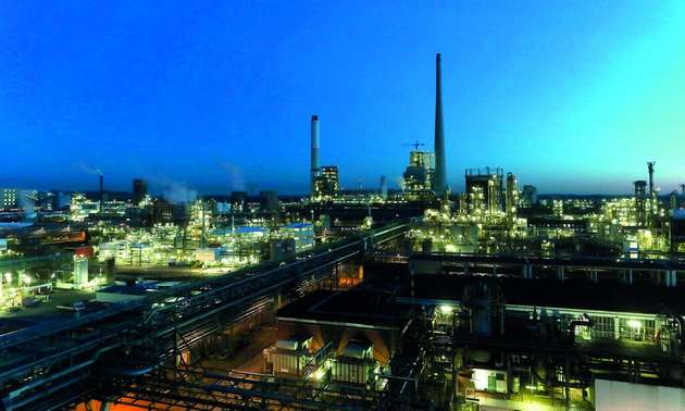 Durch Effizienzmaßnahmen wird der CO2-Ausstoß des Spezialchemiekonzerns Evonik um bis zu eine Millionen Tonnen pro Jahr reduziert.