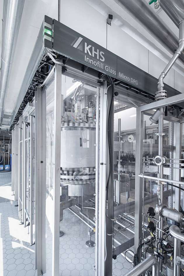 Das kohlensäurehaltige Wasser wird durch den Glasfüller Innofill Glass Micro DPG von KHS abgefüllt.