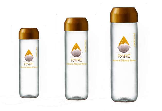 A&M Rare wählte für seine PET- und Glasflaschen eine zylindrische Form mit flachem Boden, die oben von einer flaschenbreiten Dekorkappe abgeschlossen wird.