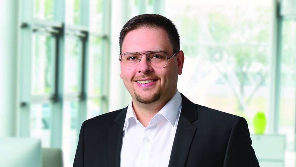 Vom Daten- zum Geschäftsmodell Dr. Pouria G. Bigvand ist bei Aucotec als Leiter für das Produktmanagement tätig. „Nebenbei“ schrieb er seine Doktorarbeit, in der es darum geht, wie künstliche Intelligenz (KI) das Engineering im Anlagenbau schneller und effizienter machen kann. Bigvand hat Chemie-Ingenieurwesen/Erdöl- Erdgastechnik und Process System Engineering studiert.
