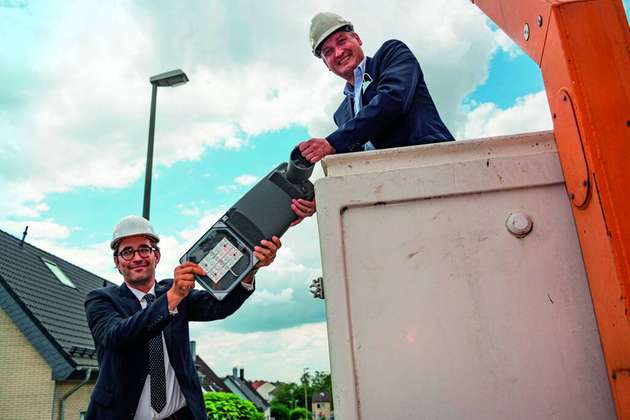 WSW-Vorstandsvorsitzender Markus Hilkenbach (rechts) und Marcus Sohns, Mitglied der Geschäftsleitung von Engie Deutschland, halten eine LED-Straßenleuchte, die beim Pilotprojekt Wuppertal verwendet wird.