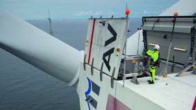 Servicemonteure bei Offshore-Wartungsarbeiten auf Senvion 5M im Offshore Windpark Alpha Ventus.
