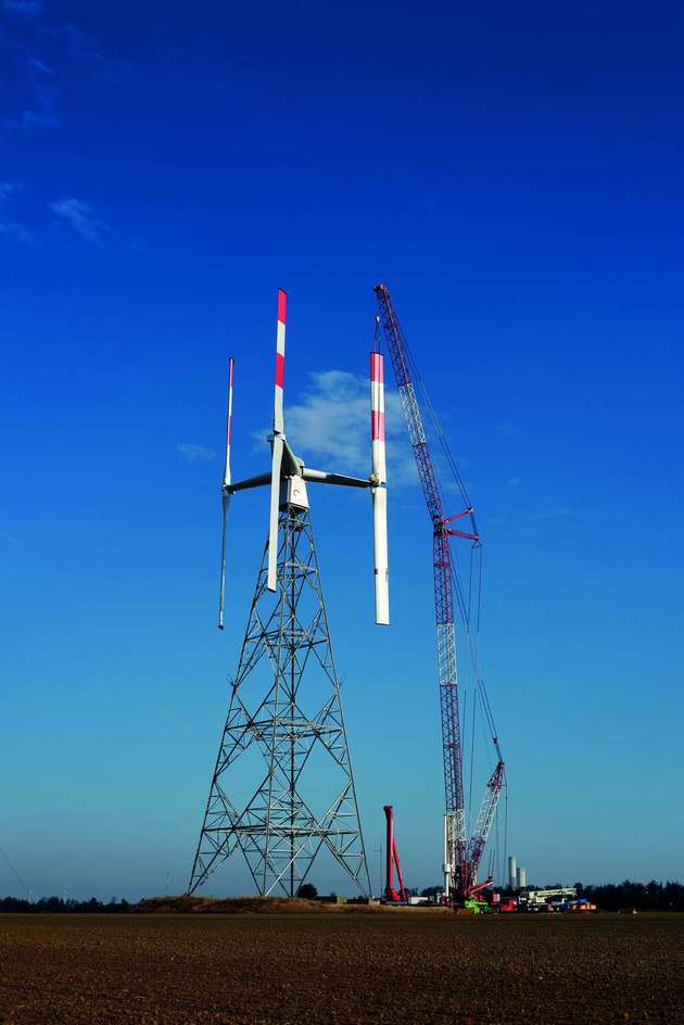 Aufbau der Vertikalwindkraftanlage Vertical Sky in Grevenbroich.