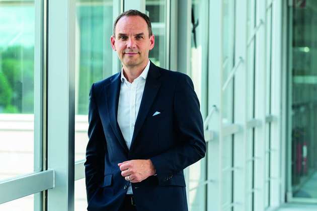 Ralf Bühler, CEO, Conrad Electronic: Das Internet der Dinge hat durch die vielfältigen Anwendungsmöglichkeiten in Unternehmen aller Größen Einzug gehalten. Conrad bietet eine breite Palette an IoT-fähigen Produkten an, die aber oft untereinander nicht kompatibel sind - damit keine zufriedenstellende Lösung für Conrad Kund*innen. Was lag also näher, als eine Plattform zu schaffen, mit der man herstellerübergreifend agieren kann? Die PaaS-Lösungen von Conrad Connect ermöglichen es Unternehmen, ihre Digitalisierungsstrategie voranzutreiben und neue digitale Geschäftsmodelle zu entwickeln. Angefangen bei Smart Services für Energieanbieter, über kostengünstige Shopfloor-Automationen bis hin zu den vielfältigen Digitalisierungspotenzialen in der Gebäudeautomation.