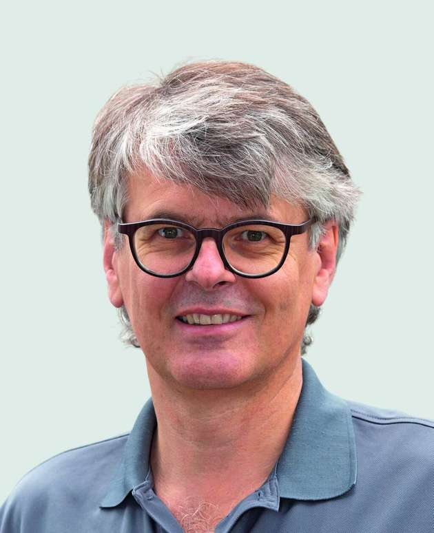 Christian Eder, Marketing Manager EMEA, Congatec: Das Embedded-Edge-Computing umfasst unterschiedlichste Ausprägungsformen vom IoT-Gateway bis hin zum echtzeitfähigen Edge- und Fog-Server. Hierfür verbauen wir zunehmend sehr leistungsfähige Prozessortechnologie. Die Embedded Computer sind nun auch auf Datacenter-Niveau und mit deutlich mehr Cores verfügbar. Für diese höheren TDP-Klassen bis hin zu 100 W mussten rein passive Kühlkonzepte entwickelt werden, um höchste Robustheitsanforderungen erfüllen zu können. Und da am Edge auch viele neue Tasks entstehen, die auf einer konsolidierten COM-HPC Hardwareplattform ausgeführt werden sollen, ist die Virtualisierung mit Echtzeit-Hypervisor-Technologie eines der wichtigsten Themen geworden, die wir mit der Software von Real-Time Systems perfekt bedienen können.