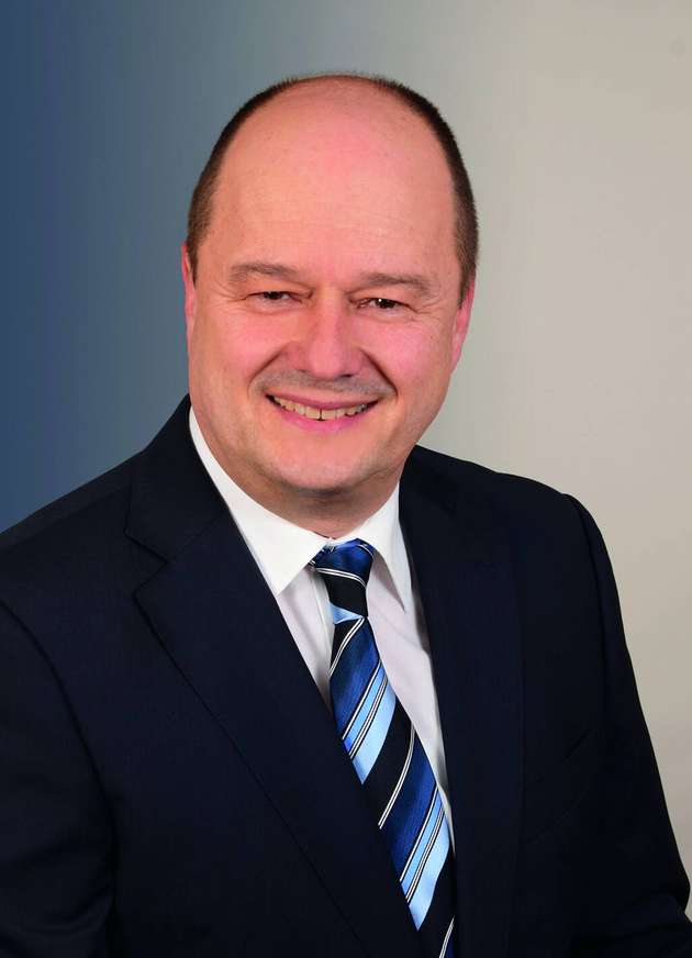 Oliver Dautzenberg, Managing Director (COO), Kontron Europe:  Wir sehen eine starke Nachfrage bei agilen (Industrie-)Kunden, die ihr Wachstum mit IoT/IIoT-Lösungen vorantreiben. Dabei geht es nicht nur darum, Abläufe flexibler und effizienter zu gestalten, sondern auch darum, Prozessinformationen mit Hilfe AI-basierter Big-Data-Analysen zur Gewinnung von Erkenntnissen auszuwerten, die vorausschauende Entscheidungen ermöglichen. Durch diese Technologien lassen sich aber auch ganz neue Business Modelle etablieren, die sich dann als „as a service“ vermarkten lassen. Unser Unternehmen hat sich insofern verändert, als wir in den letzten Jahren das IoT/IIoT-Portfolio basierend auf innovativen Technologien wie AI/ML, 5G, TSN/OPC UA und vor allem im Bereich Software und Dienstleistungen konsequent ausgebaut haben, um alles aus einer Hand anbieten zu können und den Anforderungen unserer Kunden nach ganzheitlichen Lösungen zur Digitalisierung umfassend gerecht zu werden.