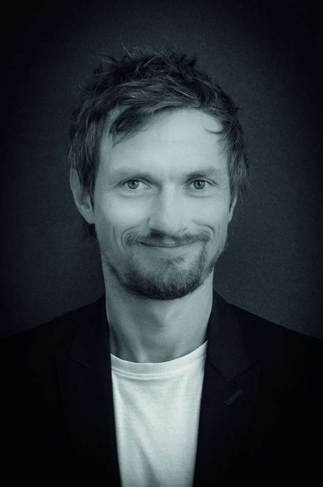 Stefan Messing, Business Development Manager IoT Solutions, Würth Elektronik eiSoS: Wir haben unternehmensweit zum IIoT immense Erfahrung gesammelt und Fortschritte gemacht. Durch das Hinzufügen von Sensoren und Funk können wir ältere Anlagen jetzt aus der Ferne überwachen und vorausschauend eingreifen, bevor etwas unrund läuft. Traditionell kaufen Kunden bei Würth Elektronik passive Bauelemente aber auch kleinste Sensoren und Funkmodule für ihre Gerätelösungen und intelligenten Anwendungen. Mit der Einführung der WE FeatherWing-Linie unterstützen wir unsere Kunden jetzt aber auch mit fertigen Baugruppen dabei, Funktionalitäten in IoT-Lösungen schneller und mit geringerem Aufwand zu integrieren. WE FeatherWings können Daten erzeugen, versenden und remote auswerten lassen.