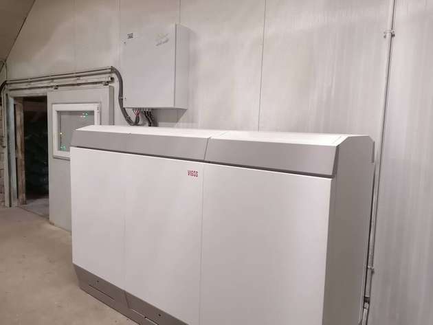 Fertig installiert arbeitet die Batterie mittels entsprechender Verschaltung (DC-Kopplung) komplett autark und kann auch von ausgeschaltetem Zustand selbstständig hochfahren.