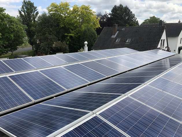 Für eine Lkw-Werkstatt in NRW liefern zwei Photovoltaikanlagen mit 25 und 34,6 kWp grünen Strom.