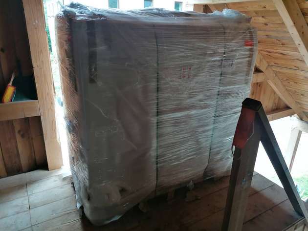 Der Vigos-Speicher muss an seinem Installationsort (im ersten Stock eines nicht isolierten Stallgebäudes) Wind und Wetter standhalten. Nach oben gehoben wurden Leistungselektronik und Batteriemodul mit einem Stapler.