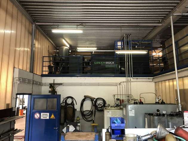 Gespeichert wird die Solarenergie in einem 45-kWh-Salzwasser-Stromspeicher, der direkt in der Werkshalle steht.