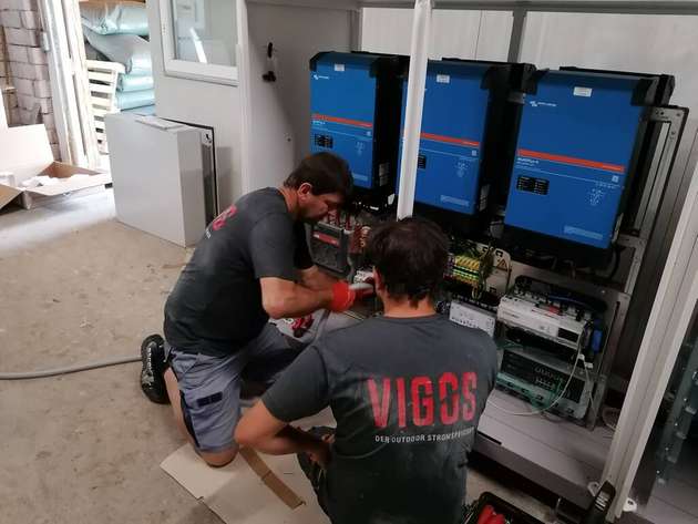Gespeichert wird die Energie in einem Outdoor-fähigen Stromspeicher Vigos. Hier zu sehen ist das Vigos-Team bei der Installation ...