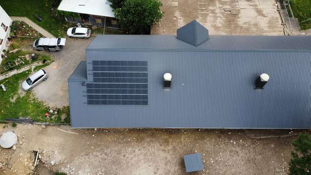 Versorgt hat sich der Landwirt lange Zeit über ein Wasserkraftwerk, das kürzlich aufgrund sinkender Pegelstände jedoch durch eine Dach-PV-Anlage mit 11 kWp ergänzt wurde.