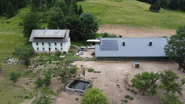 Die Kombination aus Wasserkraft, Photovoltaik und Stromspeicher erlaubt Kienbink alles in allem den Betrieb eines vollständig autarken Inselnetzes.