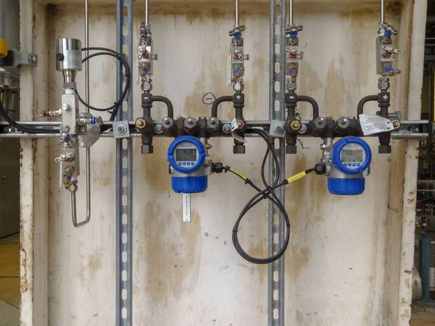 Differenzdruck-Durchflussmessung mit dem Optibar DP 7060 und Überdruckmessung mit dem Optibar PM 3050 (links)
