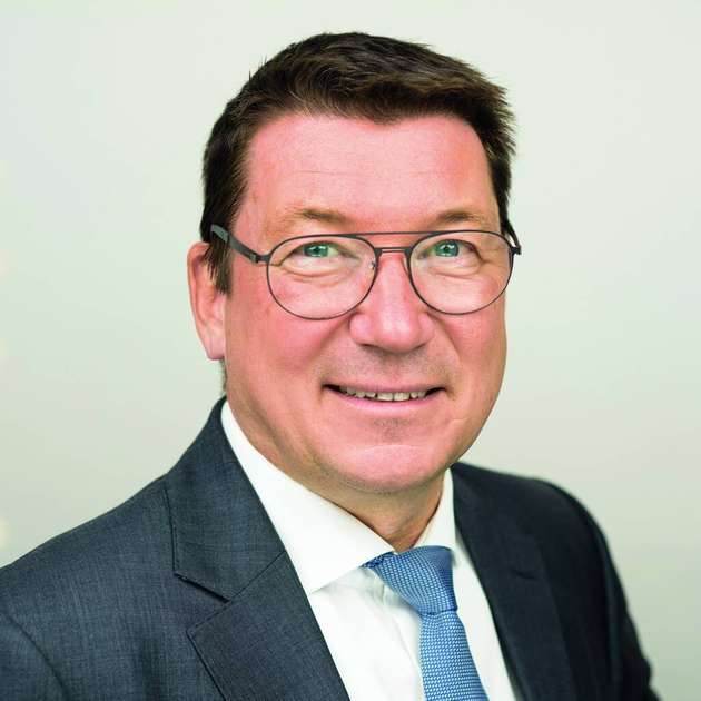 Burkhard Balz, Senior Vice President Automation Systems, Lenze: Interoperabilität ist das Schlagwort, die ist aber zum Teil noch Zukunftsmusik. Durchgängiges Engineering braucht standardisierte Austauschformate und den herstellerunabhängigen gemeinsamen Zugriff auf eine Projektdatenbank. Der digitale Zwilling mit der Verwaltungsschale (VWS) ist hier das Mittel zum Zweck. Die VWS unterstützt mit dem aasx-Dateiformat der Plattform Industrie 4.0 und einer standardisierten Schnittstelle (REST API) erste Anwendungen entlang des Lebenszyklus von Geräten und Maschinen. Nutzbringend wird es dann, wenn alle – Komponentenlieferanten und Automatisierungsanbieter, Maschinenbauer und Anlagenbetreiber – an einem Strang ziehen und auf Standards setzen, die den Datenaustausch zwischen den Tools ermöglichen. Lenze zeigt auf Messen, was bereits möglich ist. Der Weg ist klar, wir müssen ihn nur gemeinsam gehen. Wir engagieren uns daher zum Beispiel in der Industrial Digital Twin Association (IDTA), der zentralen Anlaufstelle rund um den industriellen digitalen Zwilling. 