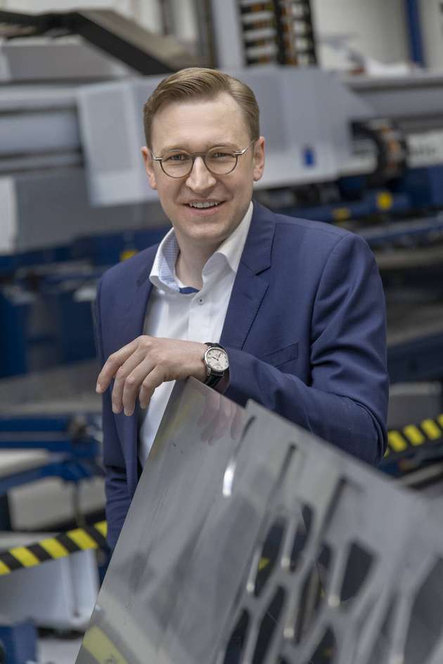 Dr. Tim Steinhauer, Leiter PC Prozesstechnik, KHS Gruppe: Hygienic Design ist ein unverzichtbarer Bestandteil bei der Planung und Gestaltung moderner Anlagen in der Getränke- und Verpackungsindustrie. Häufig wird das Argument vorgebracht, dass optimale hygienische Bedingungen nur mit komplexen und teuren Lösungen realisierbar seien. Bei KHS verfolgen wir eine andere Strategie, die sich in der Praxis als äußerst erfolgreich bewährt hat: die Reduzierung mechanischer Konstruktionen auf ein Minimum an Komplexität. Wir sind überzeugt, dass sich Konstruktionen – auch aus ökonomischen Gründen – an den Anforderungen eines Hygienic Designs ausrichten sollte. Daher achten wir bereits bei der Anlagenplanung konsequent darauf, dass alle Bauteile bestmöglich gereinigt werden können. Zudem schreiben wir bei der Kundenberatung der Thematik Hygienic Design einen besonderen Stellenwert zu.