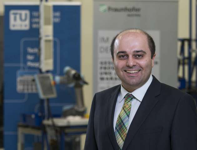 Fazel Ansari in der Pilotfabrik der TU Wien.