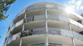 Glasbalustraden mit integrierter grüntransparenter OPV zur Energieerzeugung für das Gebäude in Stuttgart Möhringen.
