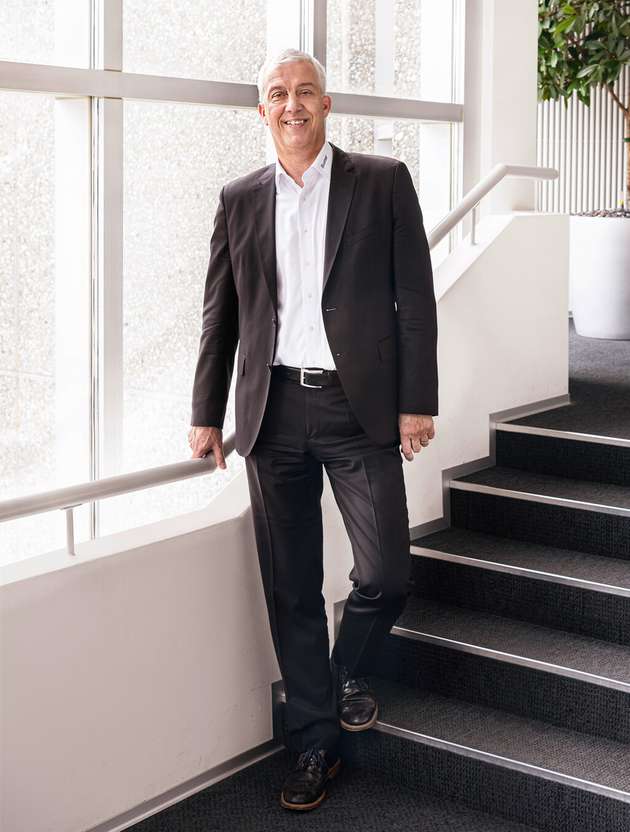 Dr. Oliver Vietze führt als CEO und Chairman in zweiter Generation die Sensorspezialistin Baumer Group. Das internationale Familienunternehmen gehört mit 2.700 Mitarbeitern in 19 Ländern zu den Pionieren und Innovationstreibern auf dem Gebiet der Sensorik für die Fabrik- und Prozessautomation.