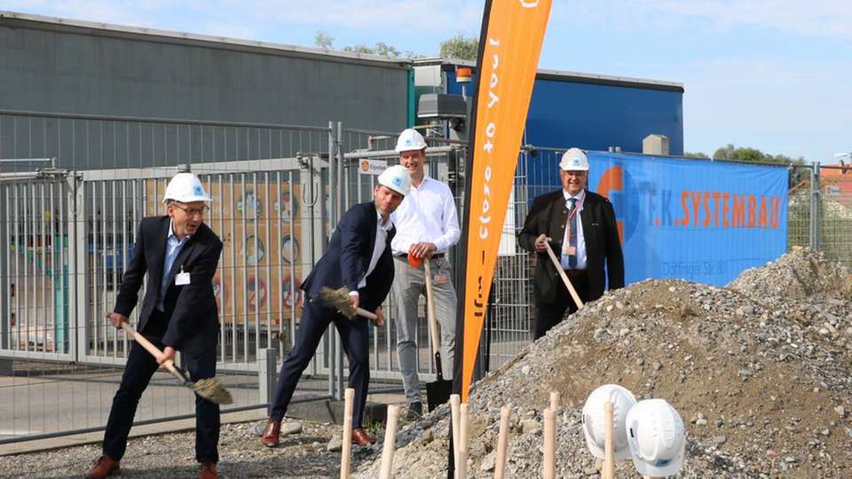 Der symbolische erste Spatenstich für das neue Logistikzentrum von Ifm in Tettnang. Oberbürgermeister Bruno Walter zusammen mit den ifm-Vertretern Martin Buck, Dr. Dirk Kristes und Karl Milz.