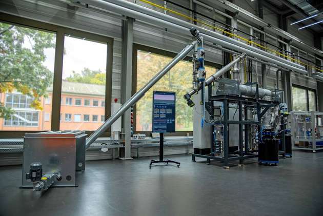 Technikumsanlage beim Fraunhofer Umsicht in Sulzbach-Rosenberg: Sie dient der thermochemischen Konversion biogener Reststoffe in regeneratives Rohöl.