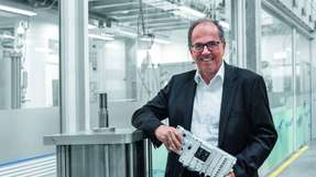 Dr. Eckhard Roos studierte Elektrotechnik an der TU Darmstadt. Nach Stationen bei Hoechst und ABB ist er seit 2006 Leiter für das globale Industrie- und Key Account Management für Prozessindustrien bei Festo. Er ist im Vorstand der GMA und Leiter des Arbeitskreises Energieeffizienz im FV Automation des ZVEI. 