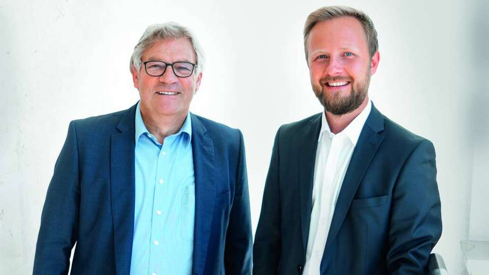 Ulrich Burkart (links) und Dominik Bröllochs bilden seit 2020 das Team Sustainable Solutions. Als Group Sustainability Manager koordinieren sie alle Nachhaltigkeitsmaßnahmen der Optima Unternehmensgruppe. Beide verfügen durch ihre vorangegangenen Aufgaben über einen guten Einblick im Bereich nachhaltiges Verpacken.
