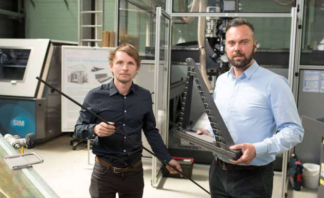 Prof. Holger Seidlitz (rechts) und Jonas Krenz vom BTU-Fachgebiet Polymerbasierter Leichtbau untersuchen im Projekt unter anderem den Zusammenhang zwischen Schädigungsgrad und mechanischen Eigenschaften recycelter Carbon-Bauteile.