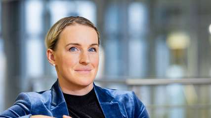 Prof. Dr. Julia Arlinghaus ist Leiterin des Fraunhofer IFF sowie Inhaberin des Lehrstuhls für Produktionssysteme und -automatisierung an der Universität Magdeburg. Mit ihrem Team erforscht sie Lösungen für den effizienten Fabrikbetrieb sowie die nachhaltige und resiliente Gestaltung globaler Wertschöpfungsketten. Seit 2021 ist sie Mitglied des Wissenschaftsrats der Bundesregierung.