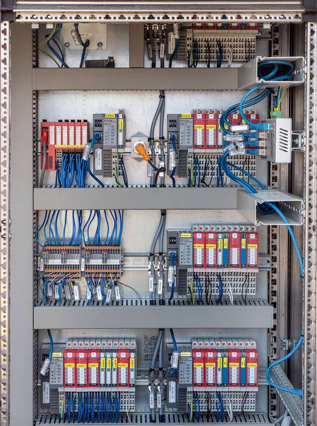 E/A-Module von SEW-Eurodrive – im Schaltschrank links oben – überwachen den Energiespeicher: Buskoppler OCE11C, 2 x ODI42C (Überspannungssignal) und 2 x OAI45C (Übertemperatursignal). 