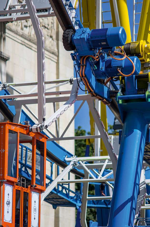 Fast geräuschlos lassen die Stirnradgetriebemotoren DRN von SEW-Eurodrive die Fahrgäste in den Himmel schweben. 