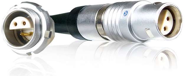 Hermaphroditische Isolatoren der S-Serie im Kabelstecker sowie PCB-Gehäusebuchse