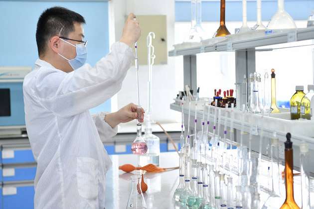 Labormitarbeiter am Standort Da Chang Sha ermitteln und analysieren die Hauptinhalte von Batteriematerialien.