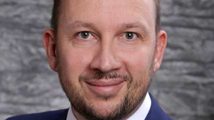 Andreas Bärwald unterstützt bei dem Technologie-Dienstleister NTT als Senior Security Solution Architect Unternehmenskunden aus allen Branchen, die Herausforderungen im Bereich Cybersicherheit zu verstehen und zu lösen. Nach dem Studium der Wirtschafts-Informatik mit Schwerpunkt IT Security hat er seine berufliche Karriere bei einem regionalen IT-Security-Dienstleister in Hamburg gestartet. Im Anschluss wechselte Andreas Bärwald zu NTT, wo er seit nunmehr über sieben Jahren verschiedene Positionen begleitet.