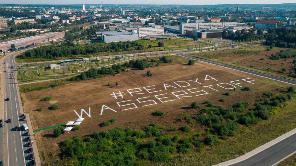 Auf dem künftigen Gelände des „Hydrogen and Mobility Innovation Center“ in unmittelbarer Nähe der TU Chemnitz verkünden riesige Stoffbanner die Botschaft: Chemnitz ist #Ready4Wasserstoff.