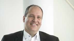 Keine Chance für Cyberattacken Thilo Döring ist Geschäftsführer der HMS Industrial Networks GmbH und Mitglied des Corporate Management Teams. Davor verantwortete er acht Jahre den Vertriebsbereich bei HMS. Weitere Stationen waren Positionen als Vertriebsingenieur, Key Account Manager und Vertriebsleiter bei Mitsubishi Electric. Thilo Döring studierte Informationselektronik und Betriebswirtschaft.