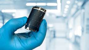 Flexible CIGS-Solarzellen bestehen aus sehr dünnen Schichten und enthalten eine Halbleiter-Verbindung aus den Elementen Kupfer, Indium, Gallium und Selen. Die Schichten werden auf flexible Polymersubstrate aufgebracht, hauptsächlich durch Vakuumverfahren.