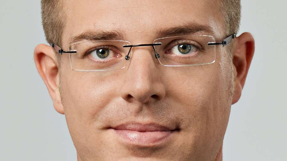 Mission Digital Twin  Dr. Christian Mosch ist einer der beiden Geschäftsführer der Industrial Digital Twin Association (IDTA). Auf Initiative der Plattform Industrie 4.0, dem VDMA und ZVEI hat er gemeinsam mit 20 Industrieunternehmen die Gründung der IDTA im Jahr 2020 vorangetrieben. Davor verantwortete er über sieben Jahre im VDMA die strategische Ausrichtung der Maschinenbaubranche im Umfeld der Industrie-4.0-Standardisierung.